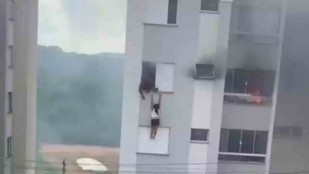 VÍDEO: Avós pulam de 4º andar de prédio após neta atear fogo em sofá