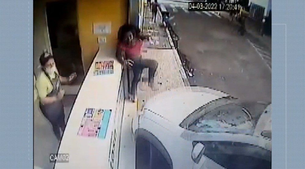 VÍDEO: Jovem ‘escala’ balcão com celular e milk-shake nas mãos para escapar de atropelamento