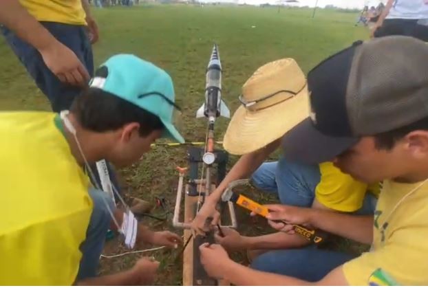 VÍDEO: Alunos lançam foguete de garrafa pet e criatividade toma o céu de MS