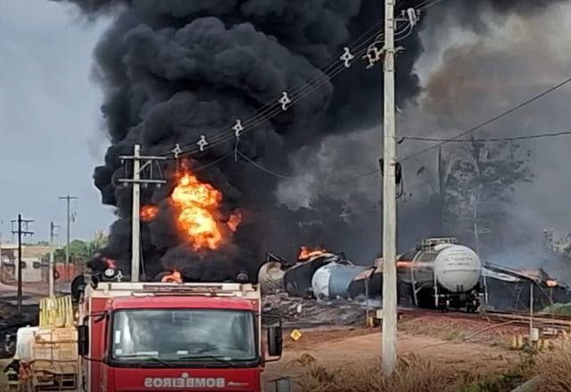 VÍDEO: Trem de carga da Vale incendeia em ferrovia