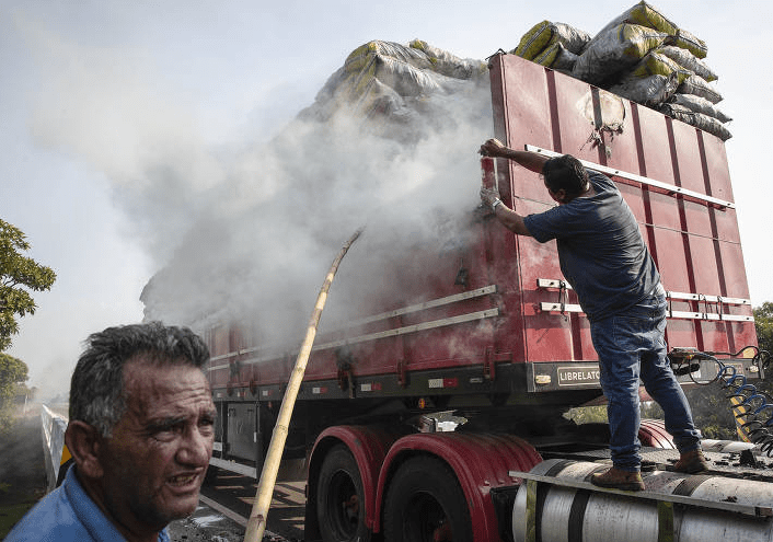 Assustador: Incêndios avançam e causam 'neve' de cinzas em cidade do pantanal em MS