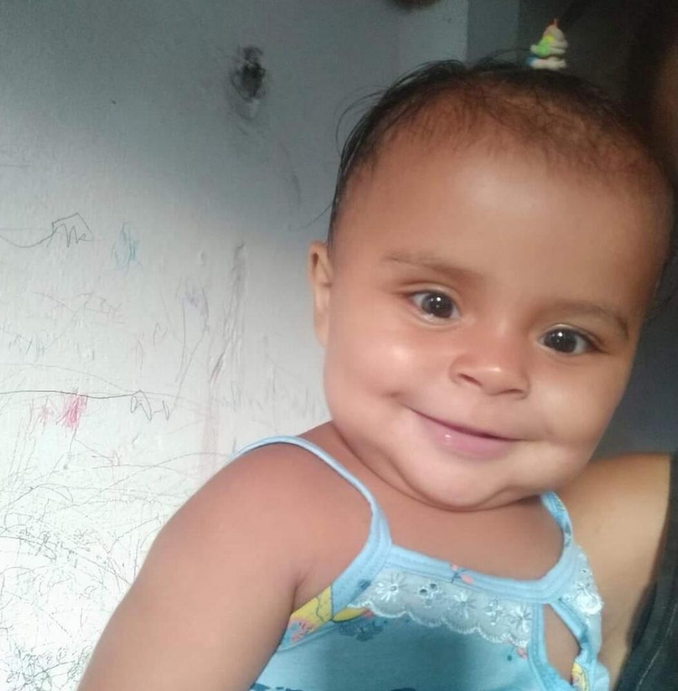 Bebê morre eletrocutado após morder fio de carregador conectado a tomada
