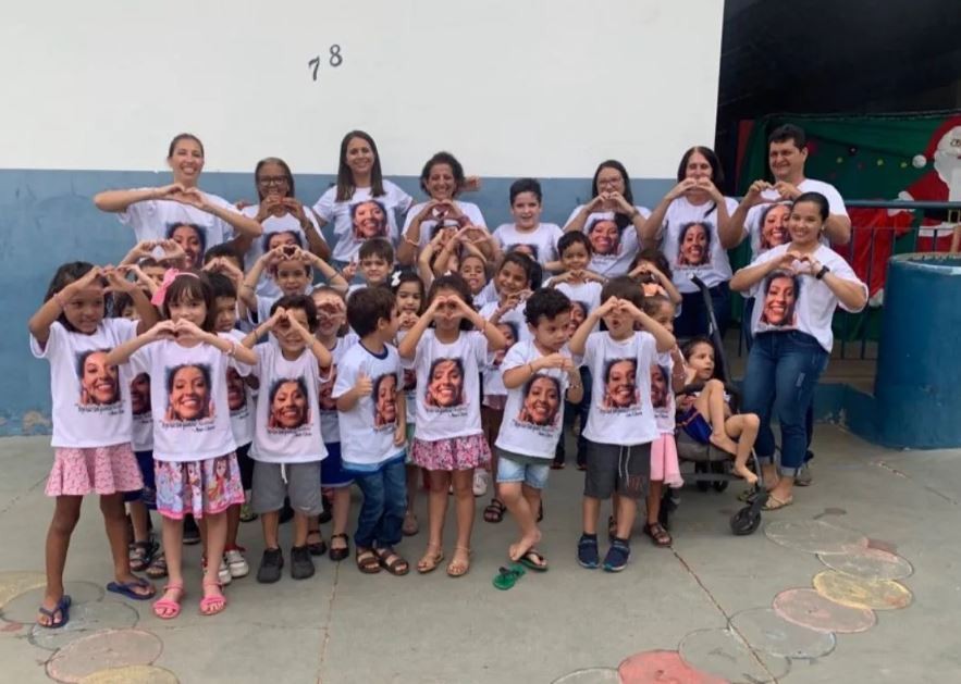 Família de fã morta em show da Taylor Swift leva presentes para ex-alunos da jovem