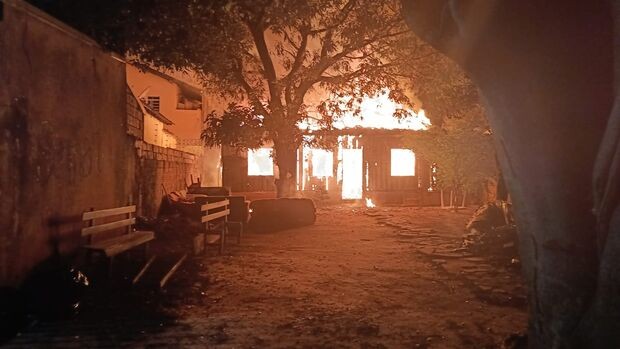 VÍDEO: Casa de madeira é completamente destruída após incêndio em Campo Grande