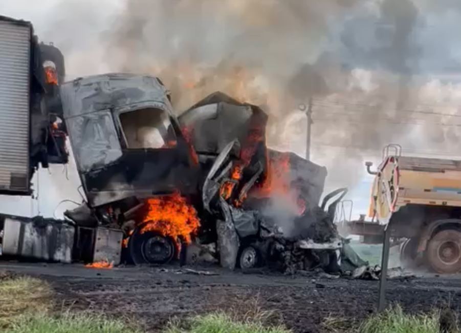 Vídeo: Motorista de van morre carbonizado ao ser atingido por carreta em MS