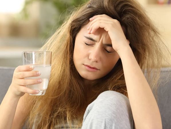 Bebeu muito no Natal? Veja dicas de nutricionista para amenizar a ressaca