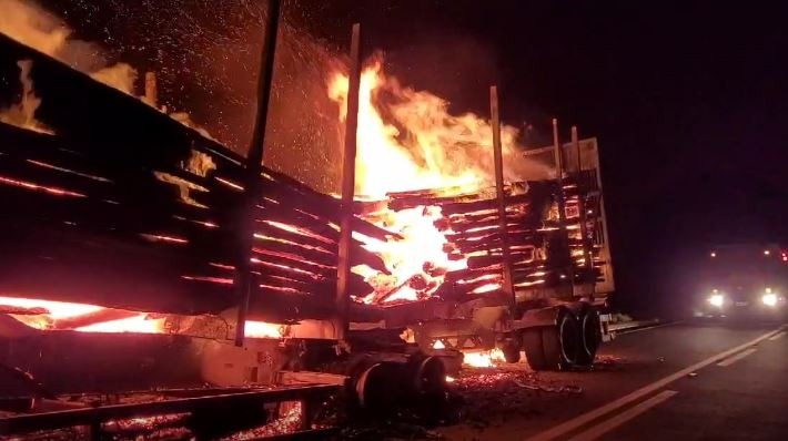 VÍDEO: Incêndio destrói carreta carregada com madeira em rodovia de MS