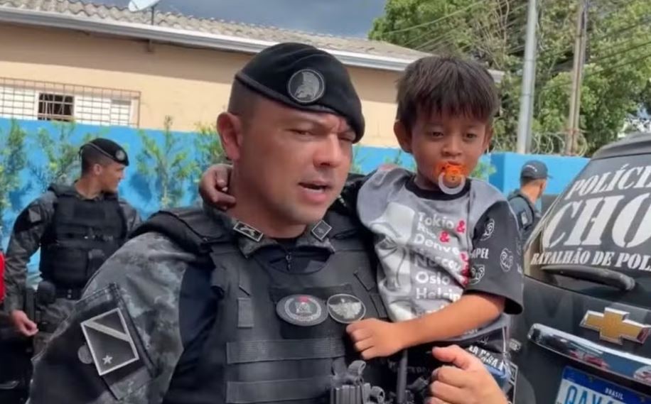 VÍDEO: Menino fã da polícia ganha aniversário surpresa da tropa de elite de MS