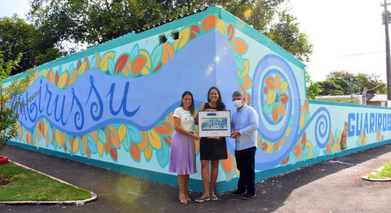 Artista venezuelana transforma muro em cartão-postal do bairro Coopatrabalho