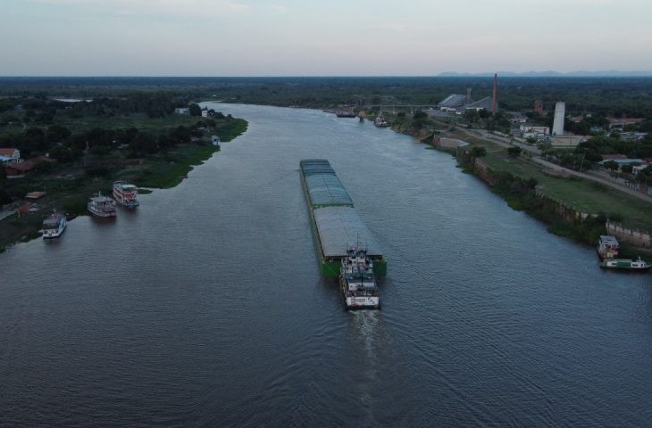 Após estiagem, Rio Paraguai volta a receber embarcações carregadas de grãos