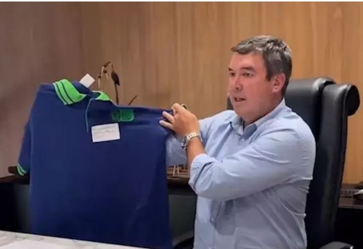 Após 8 anos, alunos da rede estadual trocam uniforme verde pelo azul