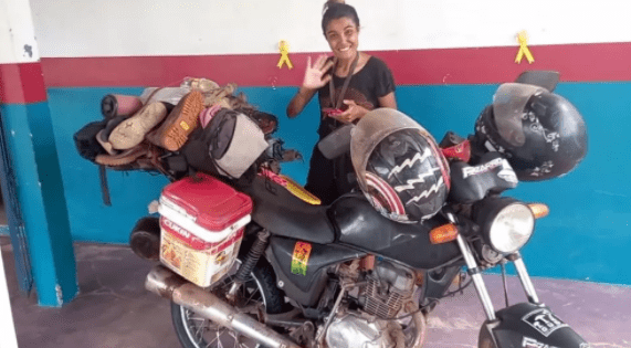 Mochileira que sofreu acidente de moto com o namorado celebra reencontro com a família: 'recomeço'