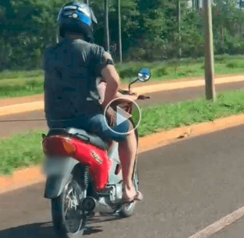 'Menor no Grau': homem deixa criança pilotar moto em avenida da Capital