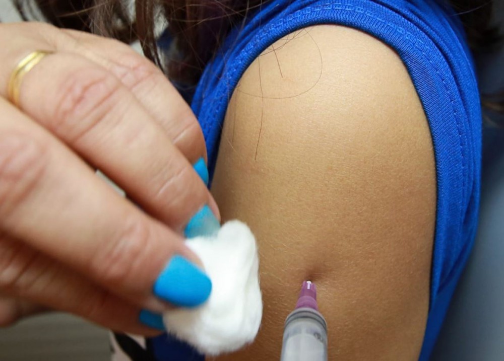 Criança de 10 anos é a primeira a ser imunizada contra dengue na Capital