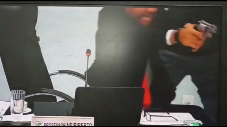 VÍDEO: Vereador saca arma para colega durante briga em sessão na Câmara