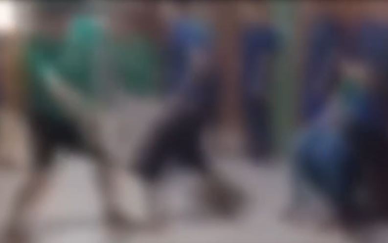 Vídeo mostra alunos envolvidos em briga com arremesso de cadeiras em MS