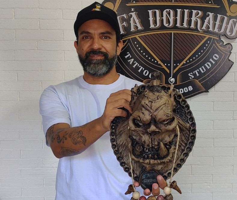 Alex começou pintando carros e hoje faz sucesso com tatuagens e venda de telas sobre a cultura de MS