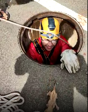 VÍDEO: Bombeiros resgatam filhote de gato preso em tubulação em MS