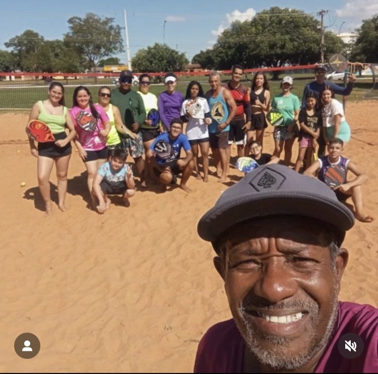 Ex-gandula, Edilson usa conhecimento para ensinar beach tennis de graça e faz história na Capital