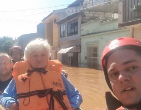 VÍDEO: Idosa se emociona e canta após ser salva de enchente por bombeiros de MS