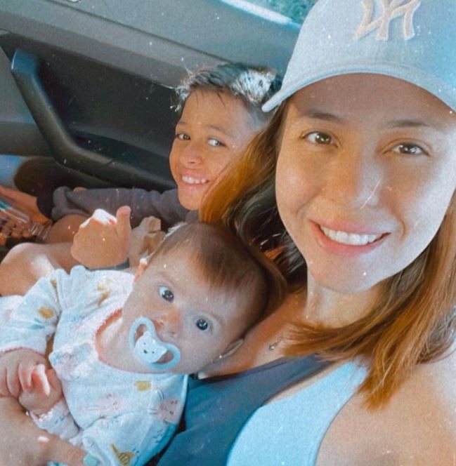 Mulher, mãe e empresária: Priscielly faz sucesso nas redes sociais compartilhando sua rotina de trabalho em casa com as crianças