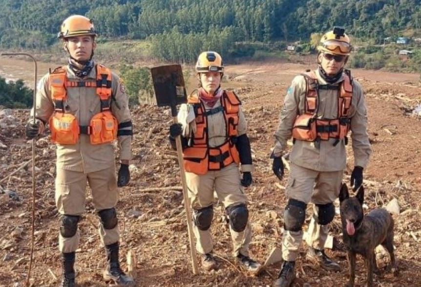 Cadela Laika e bombeiros de MS encontram corpos soterrados no RS