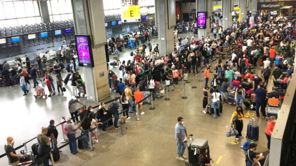 Aeroportos de SP têm voos cancelados por conta do aumento de casos de Covid e influenza