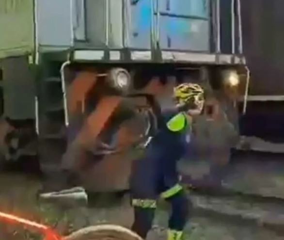 VÍDEO: Ciclista posa para foto perto de trilhos e é acertada por trem
