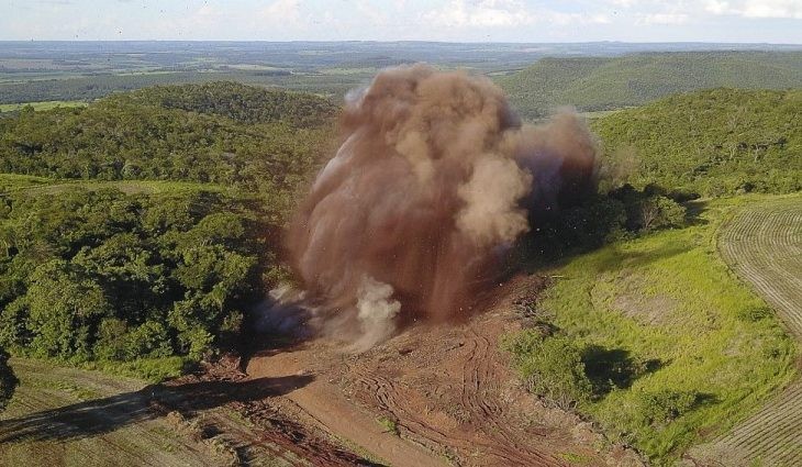 Explosão com 6 mil kg de dinamite marca início da obra de pavimentação de rodovia em Furnas do Dionísio