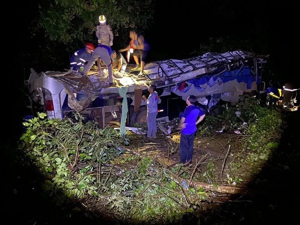 Tragédia! Ônibus que saiu de MS cai em ribanceira e mata 10 pessoas no Paraná