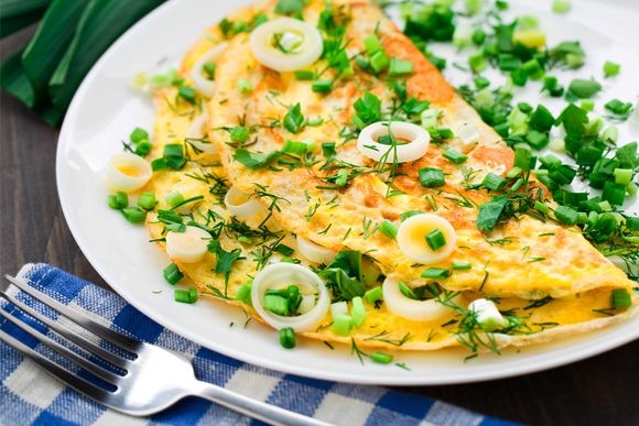 Receita Saudável: omelete de alho-poró e pimentão
