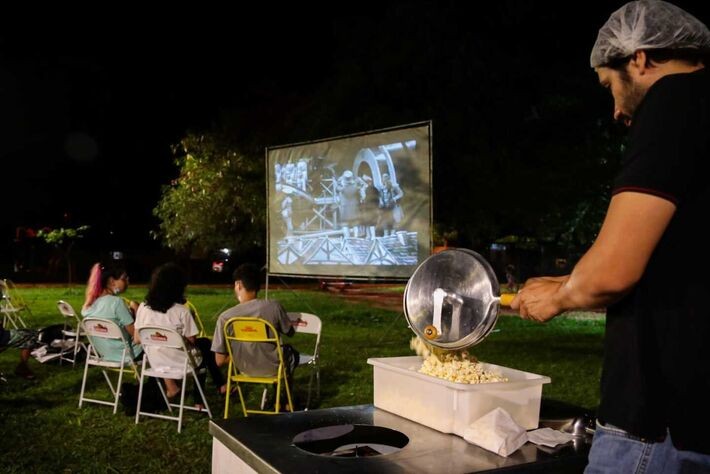 Filmes serão exibidos ao ar livre nas quartas de abril em Campo Grande