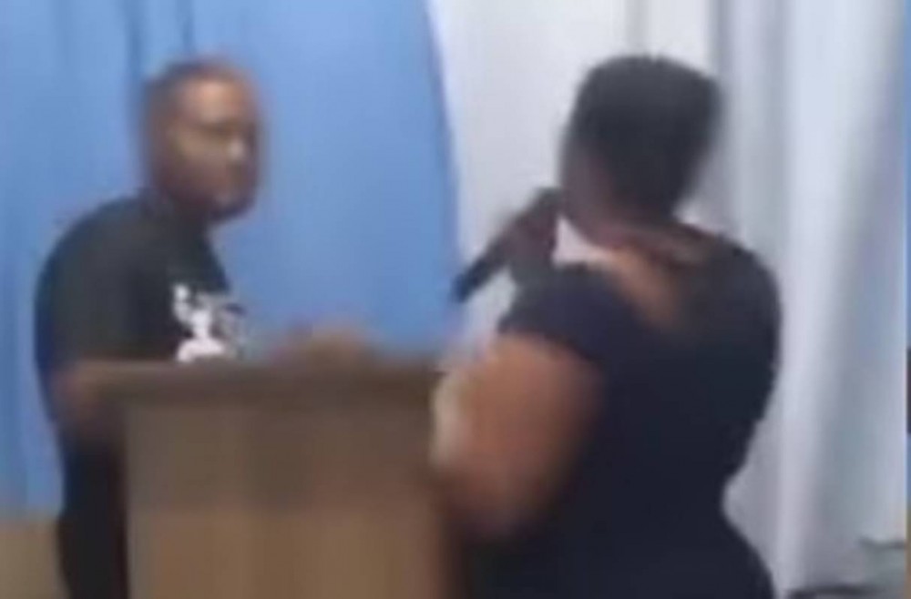 VÍDEO: Esposa expõe traição de pastor em culto e parte pra cima do marido e da amante na igreja
