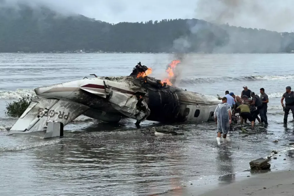 VÍDEO: Avião de pequeno porte não para no pouso e deixa 1 morto e 7 feridos