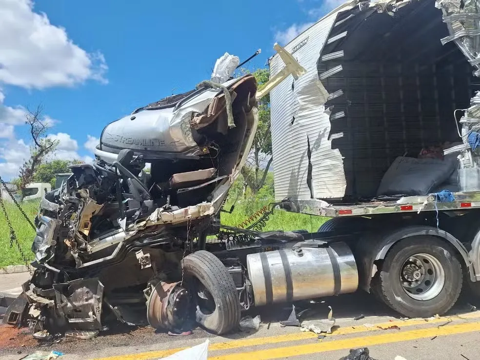 VÍDEO: Adolescente de 16 anos dirige carreta e causa acidente em rodovia