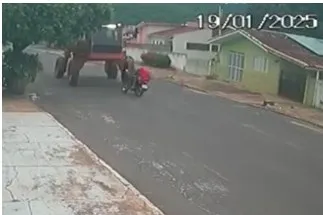 VÍDEO: Jovem morre ao passar de moto por baixo de máquina agrícola