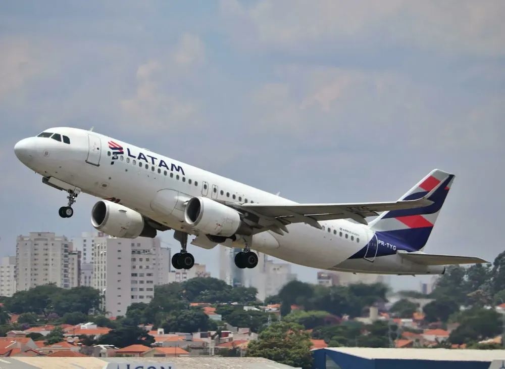 Projeto de lei obriga companhias aéreas a reembolsar e indenizar passageiros por voos cancelados