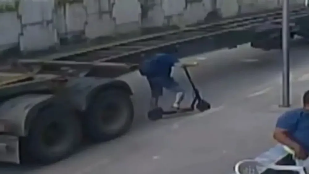 VÍDEO: Homem morre após cair de patinete elétrico e ser atropelado por carreta