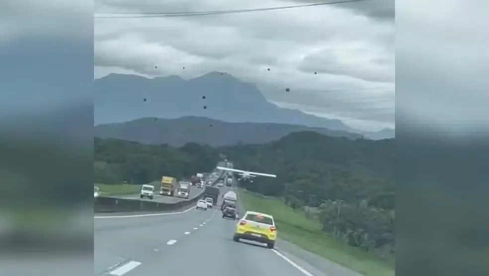 VÍDEO: Avião faz pouso de emergência na estrada em meio a carros e carretas