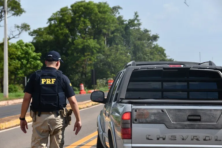 PRF flagra mais de 1,6 mil infrações e prende 6 motoristas durante feriado em MS