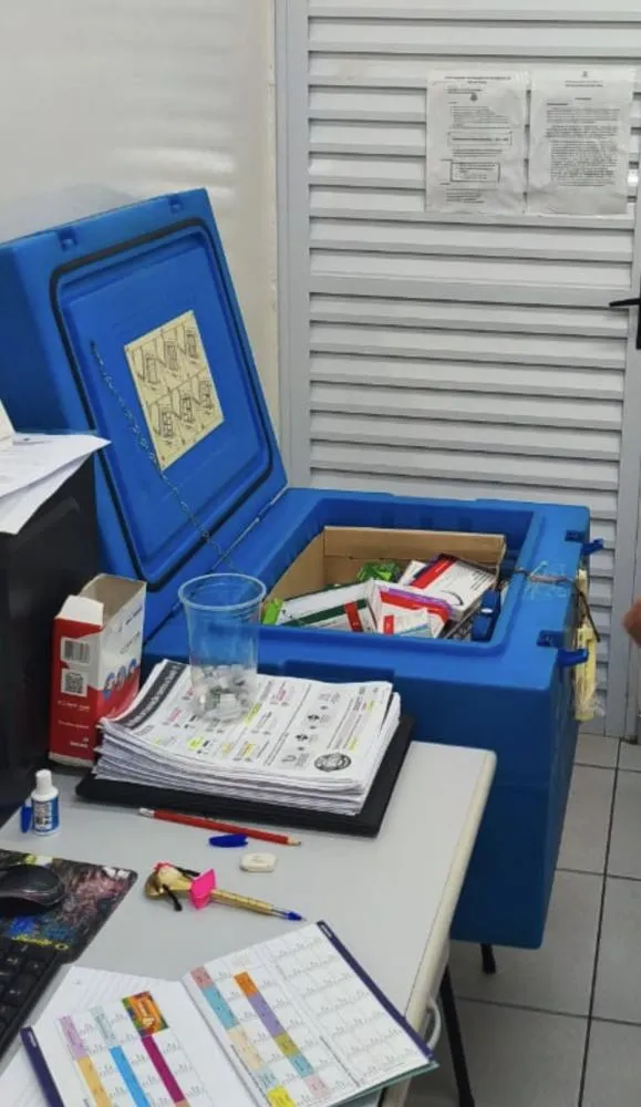 Falta de gestão agrava o caos na saúde da Capital, e UBS armazena vacinas de forma precária há quatro meses por falta de geladeira
