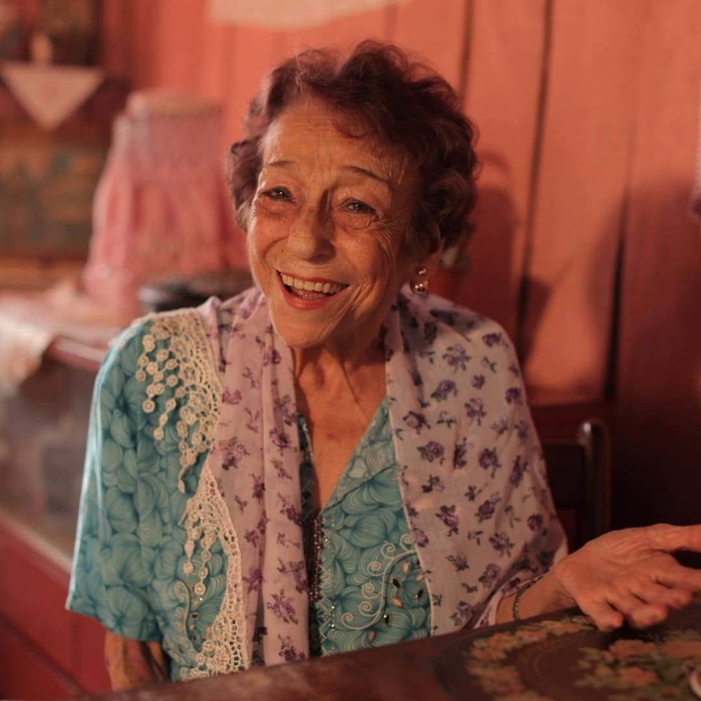 Cantora Delinha é internada com crises respiratórias e família vende pen-drive para manter tratamento