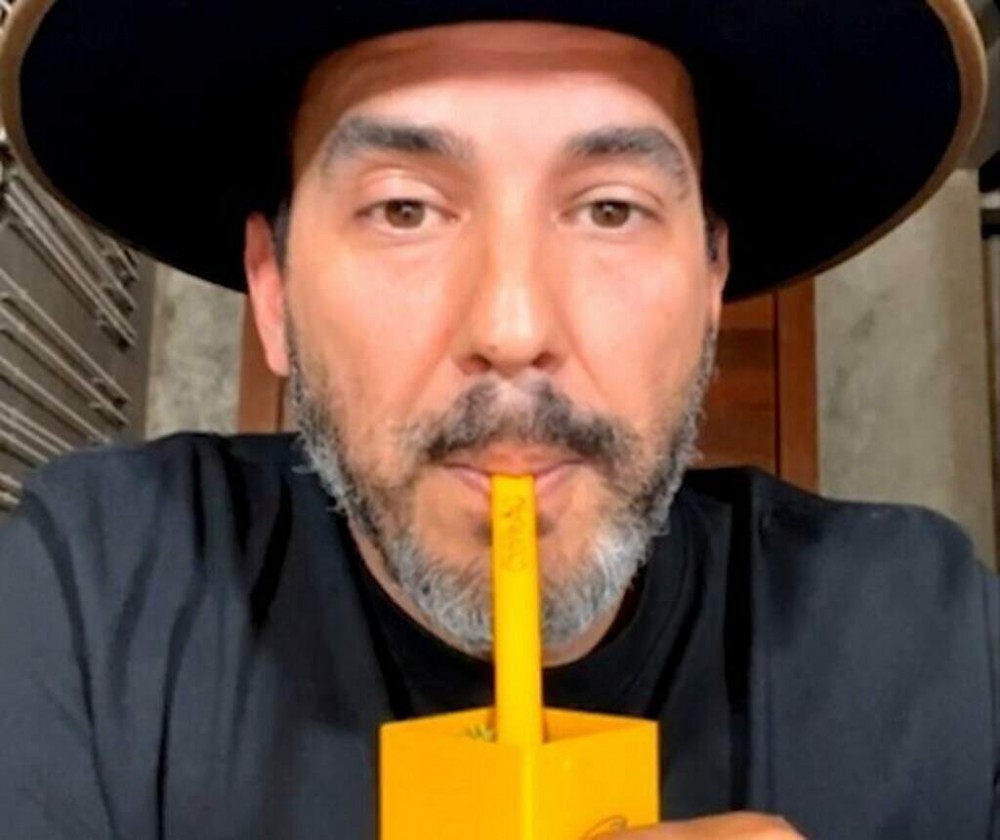 André Marques admite que tomou errado e muda de opinião sobre tereré: ‘O limão deu um frescor’