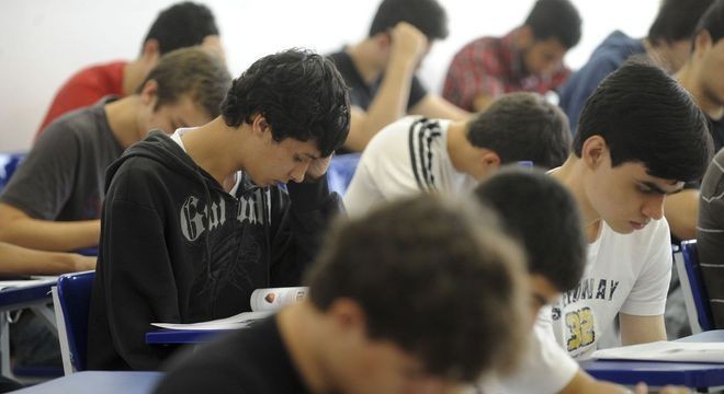 Mensalidade na universidade pública? Entenda o que está em debate no Congresso