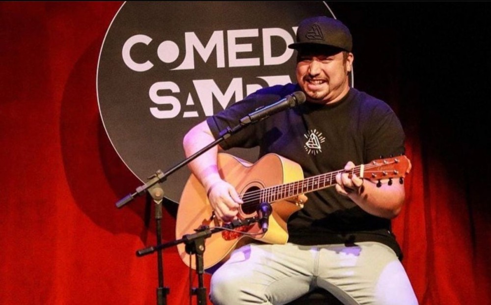 Das piadas com os amigos para os palcos: a vida de Junior Manica contada pelo stand up