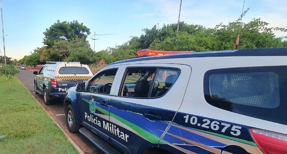 VÍDEO: Arara vai parar em Corpo de Bombeiros após cair em caminhão