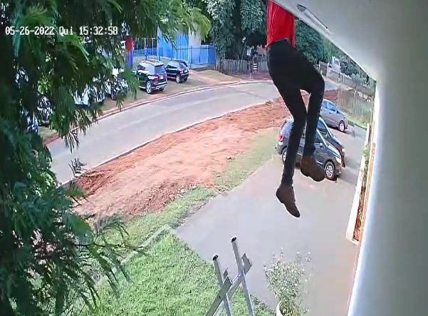 Que susto! Trabalhador fica pendurado no segundo andar de um prédio após escada escorregar