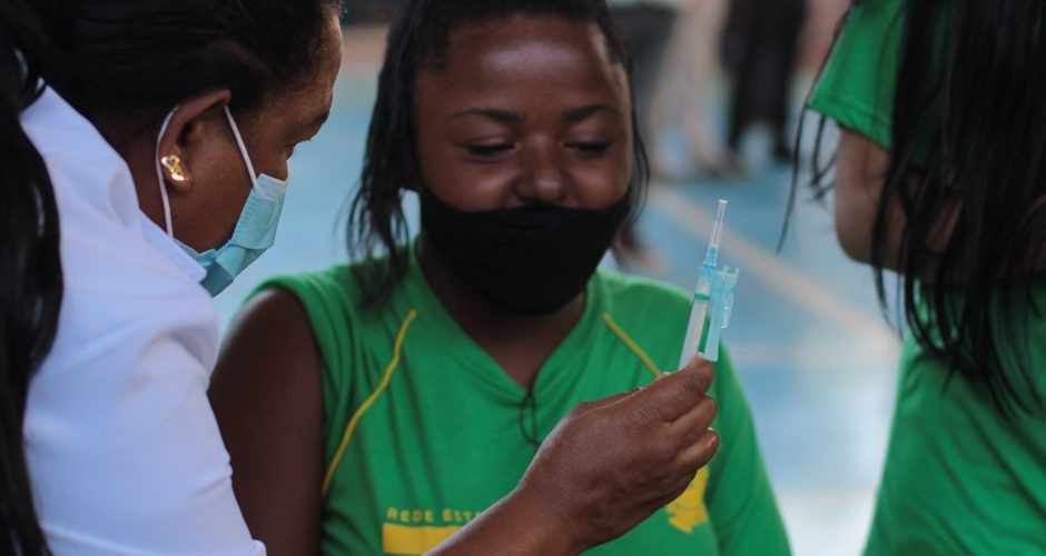 Vacinação de adolescentes com a primeira dose alcança 91% do estimado em MS