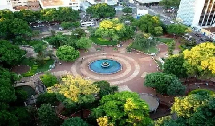 Homem apanha de mulheres após fazer gesto obsceno na Praça Ary Coelho