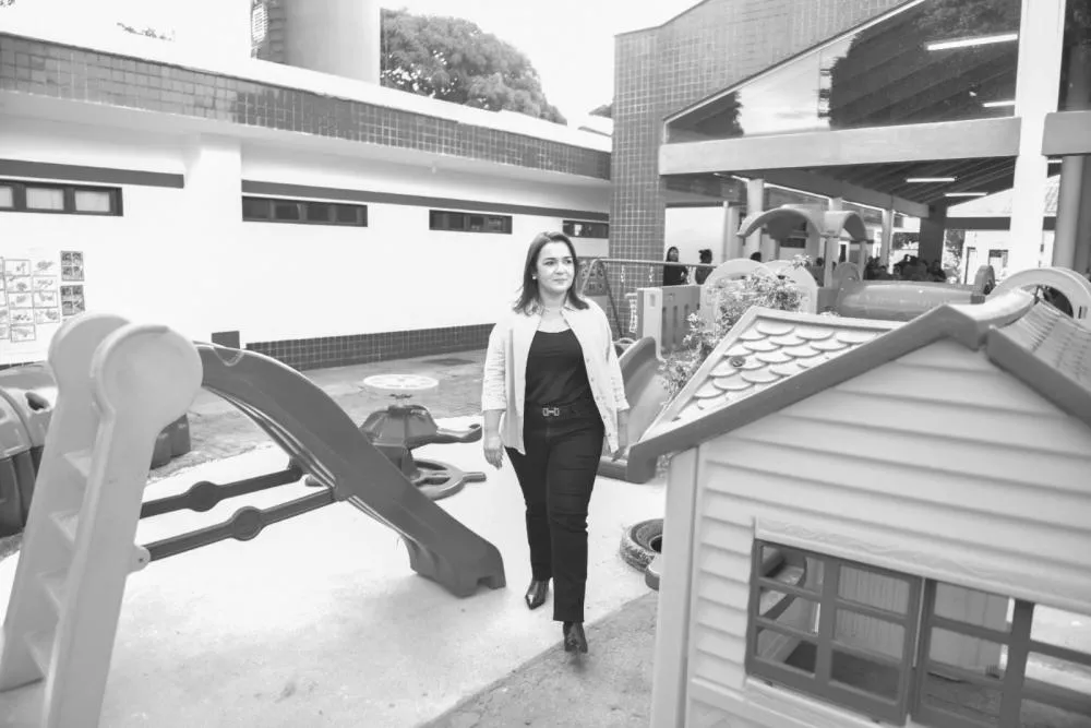 Adriane Lopes corta salário de professores temporários com pós-graduação em Campo Grande